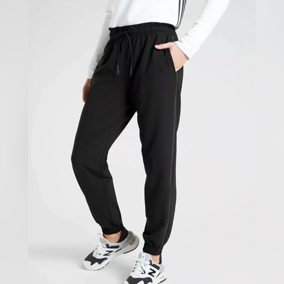 Athleta Pants - Athleta Metropolis Jogger in black size: 6